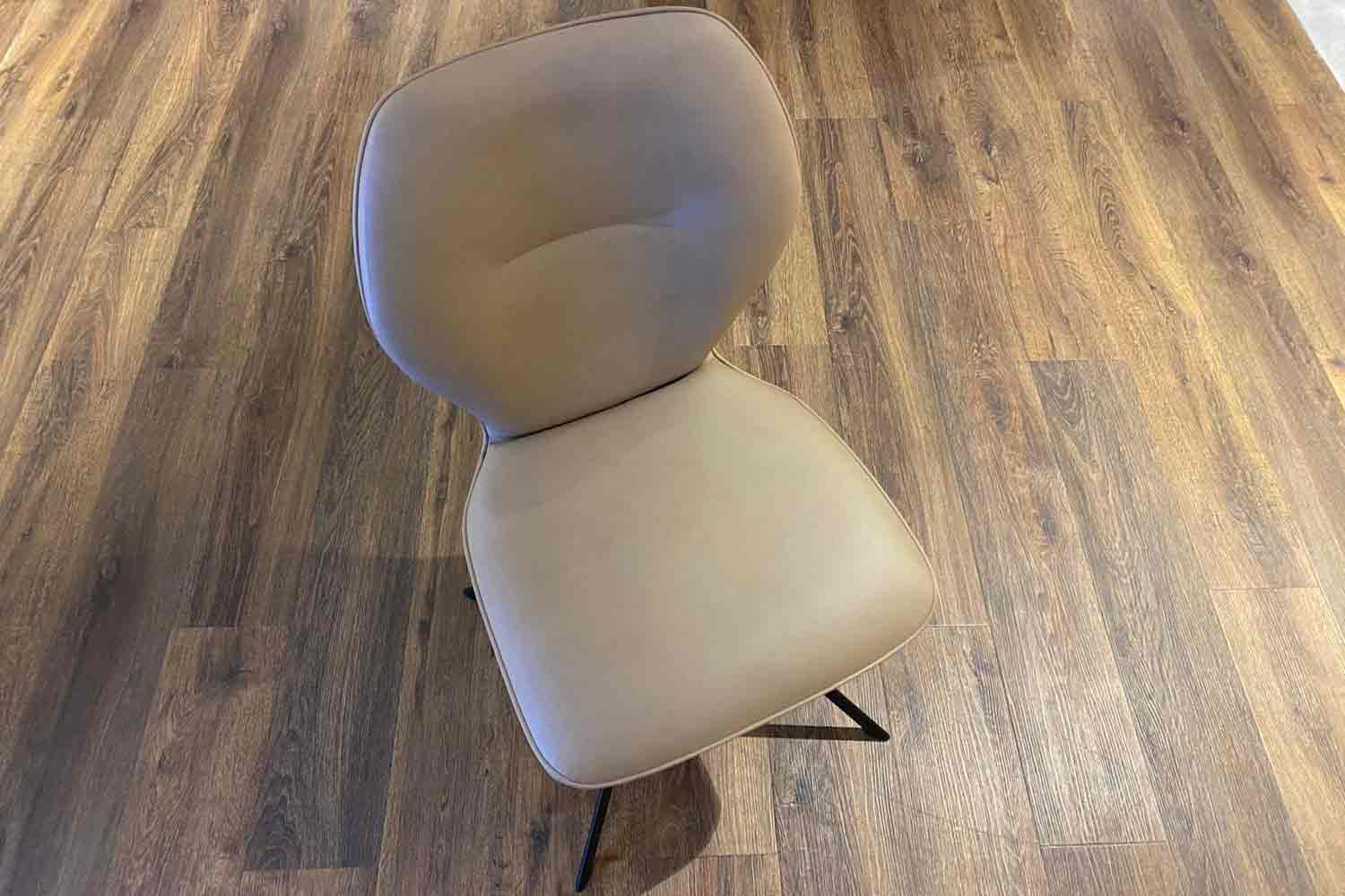 Design-Stuhl in Mikrofaser 