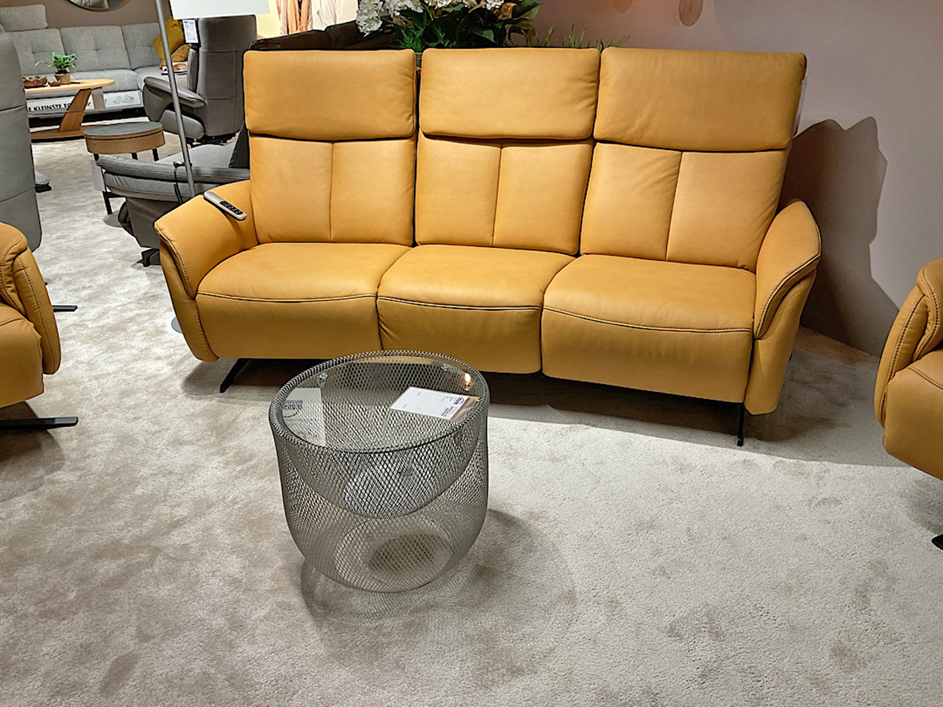 Rundsofa inkl. motorischer Relaxfunktion und Tischfunktion in Stoff