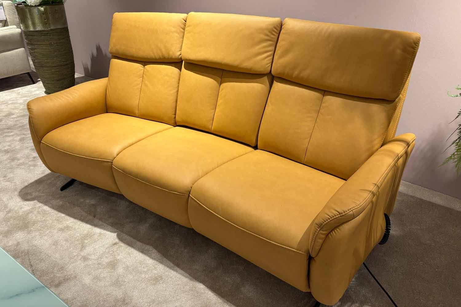 Rundes Sofa mit motorischer Relaxfunktion und Tischfunktion in Stoff